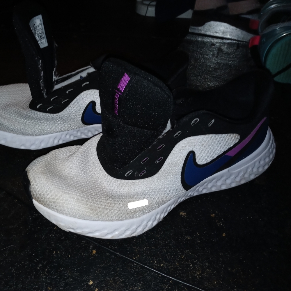 Nike ladies nike revolution size 8